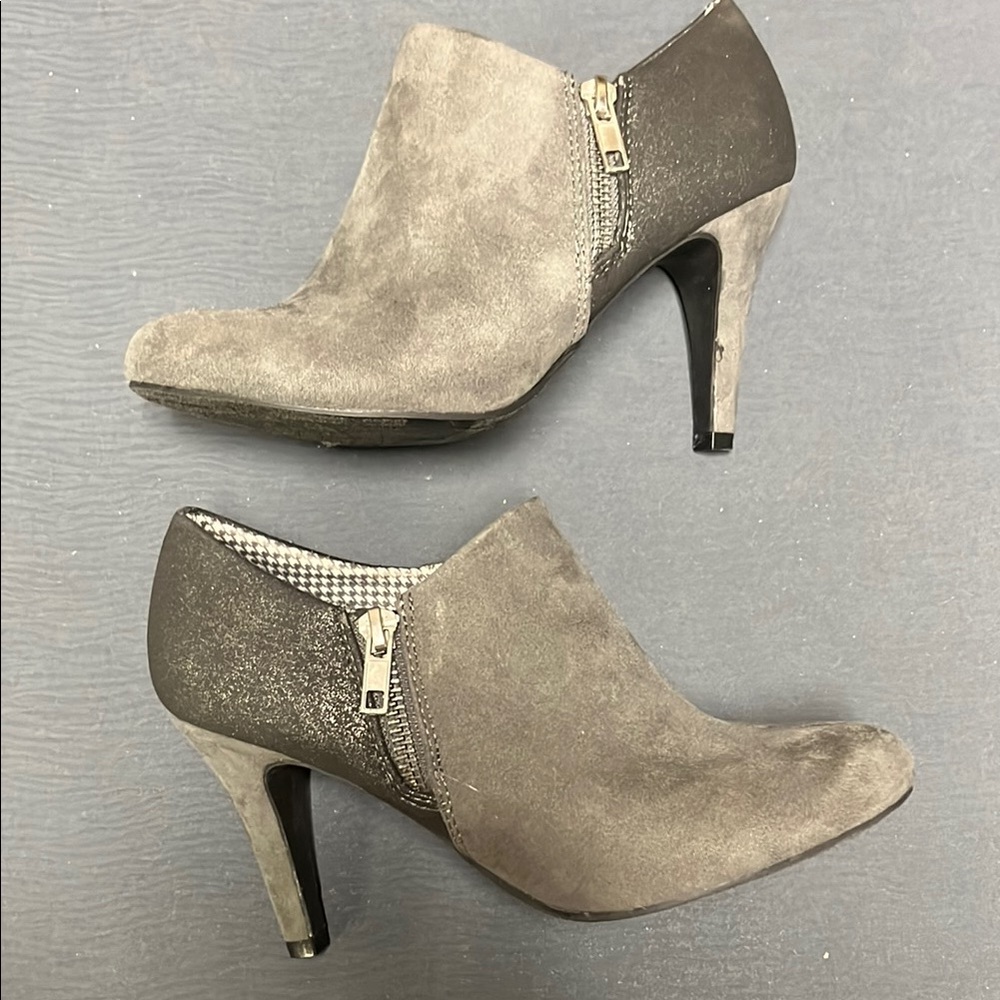 De flex Comfort Women's Gray Suede Shoes